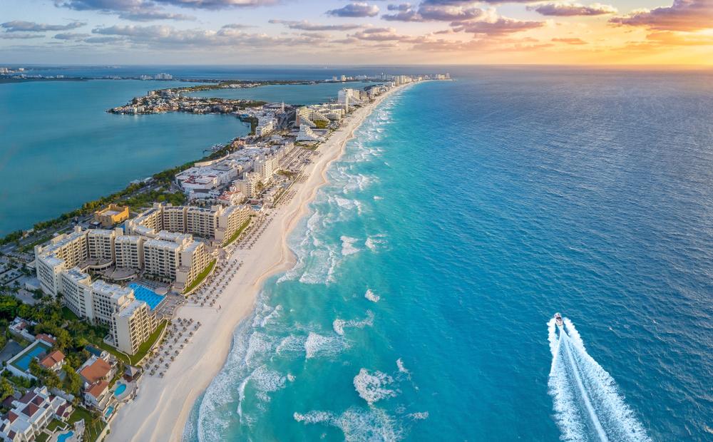 Cancun,Coast,With,Sun